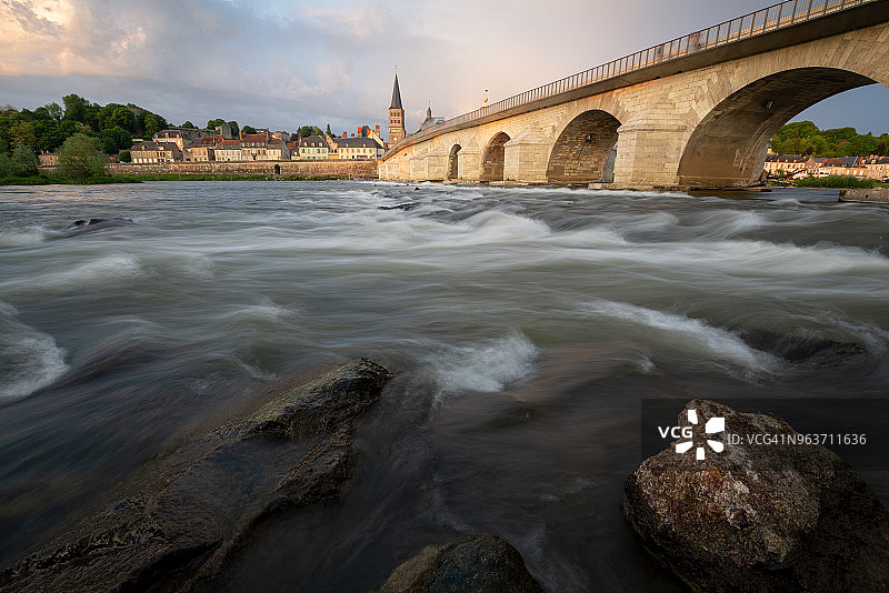 卢瓦尔河畔的慈善村，勃艮第边缘的美丽村庄图片素材