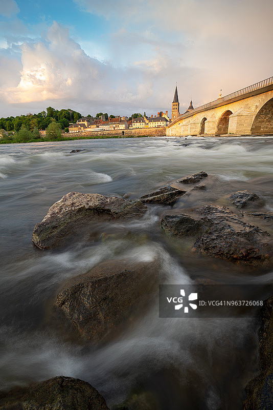 卢瓦尔河畔的慈善村，勃艮第边缘的美丽村庄图片素材