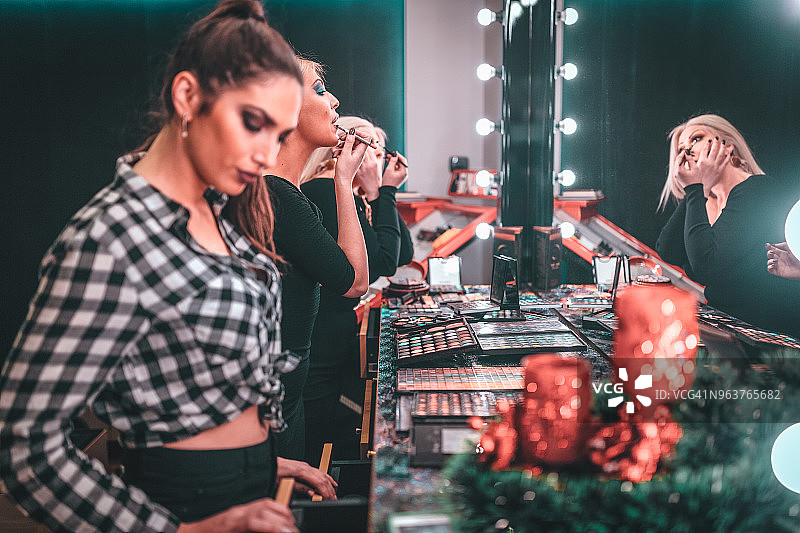 朋友们化妆准备出门图片素材