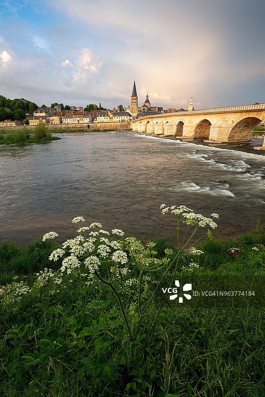 卢瓦尔河畔的慈善村，勃艮第边缘的美丽村庄图片素材