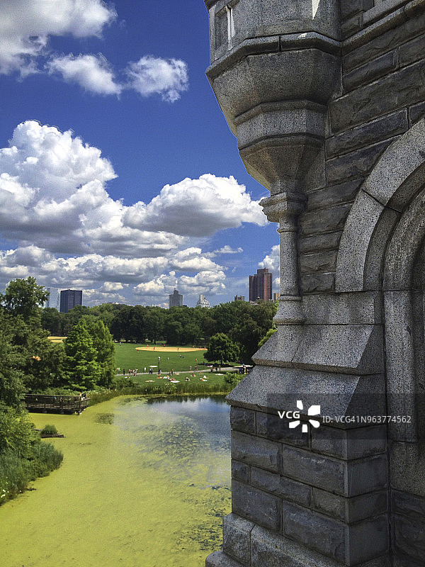 美景宫城堡、池塘和纽约中央公园的大草坪，有云景和蓝天图片素材