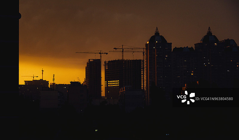 夕阳下的未完工摩天大楼图片素材