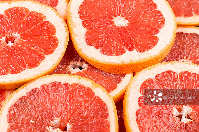 红色抽象背景与葡萄柚切片图片素材