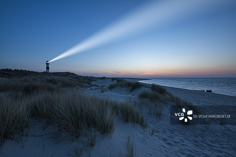 黄昏时分的灯塔图片素材