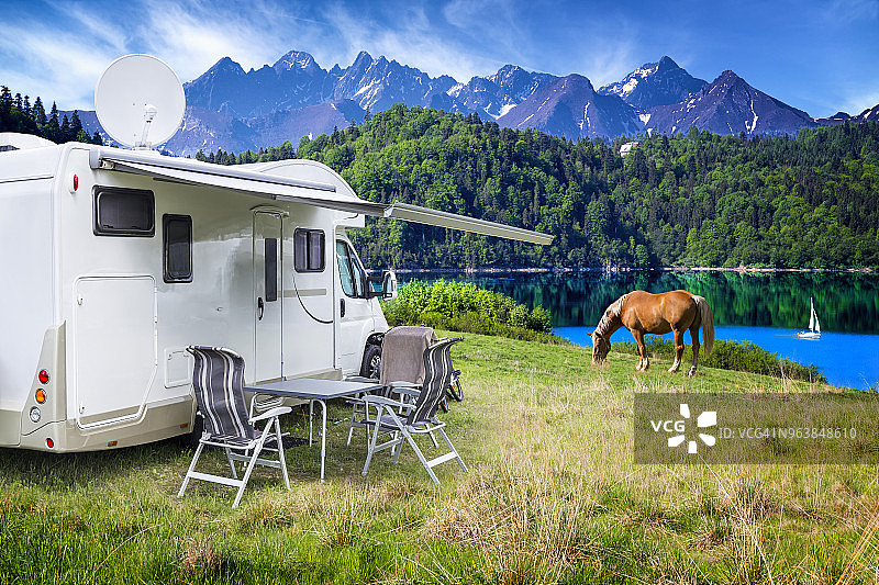 在波兰度假：乔尔什丁湖和塔特拉山脉旁的露营车图片素材