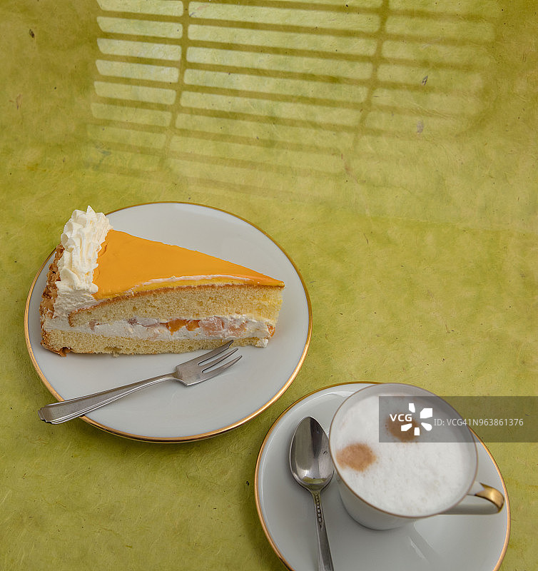 卡布奇诺与牛油果蛋糕图片素材