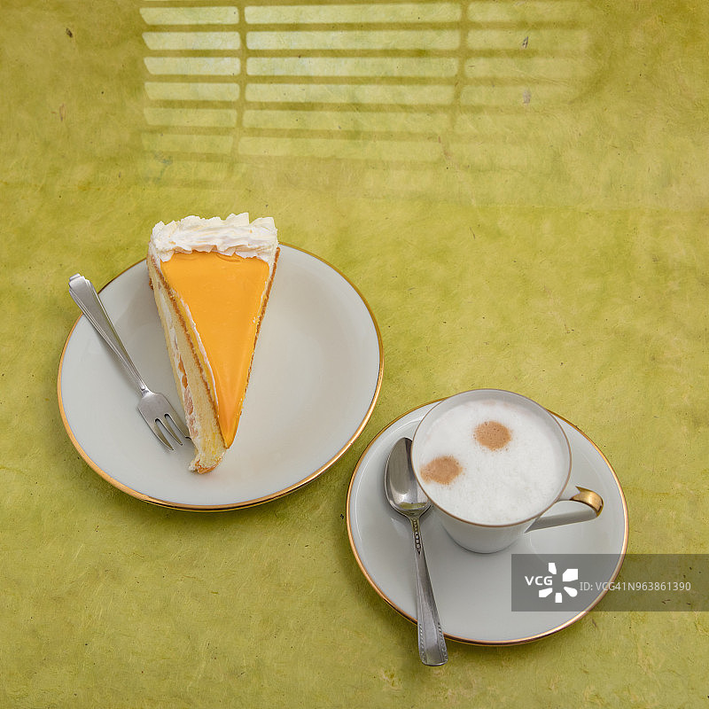 卡布奇诺与牛油果蛋糕图片素材