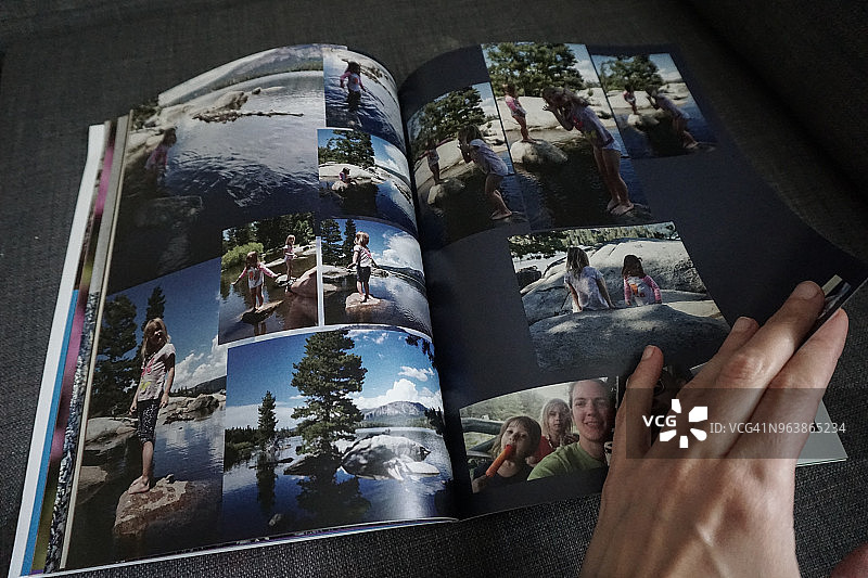 人物拿着用在线软件制作和打印的相册图片素材