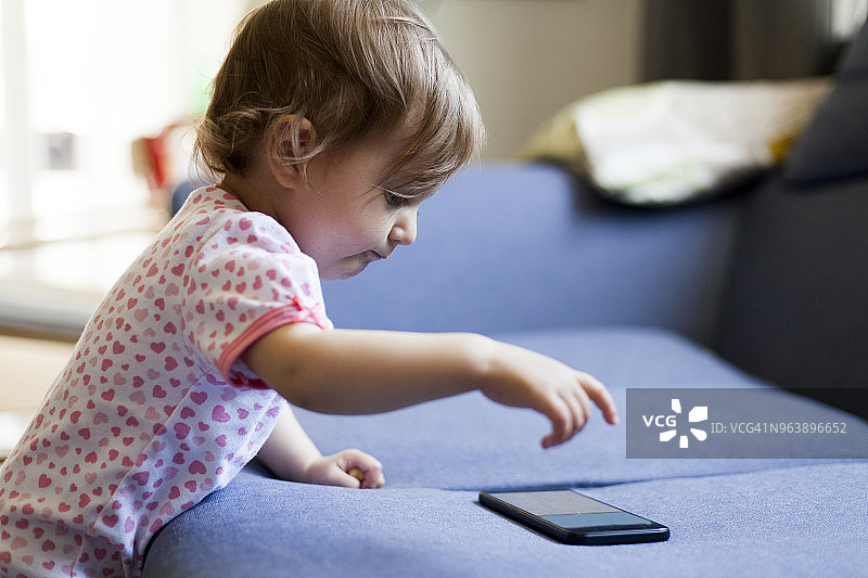 女宝宝在看手机图片素材