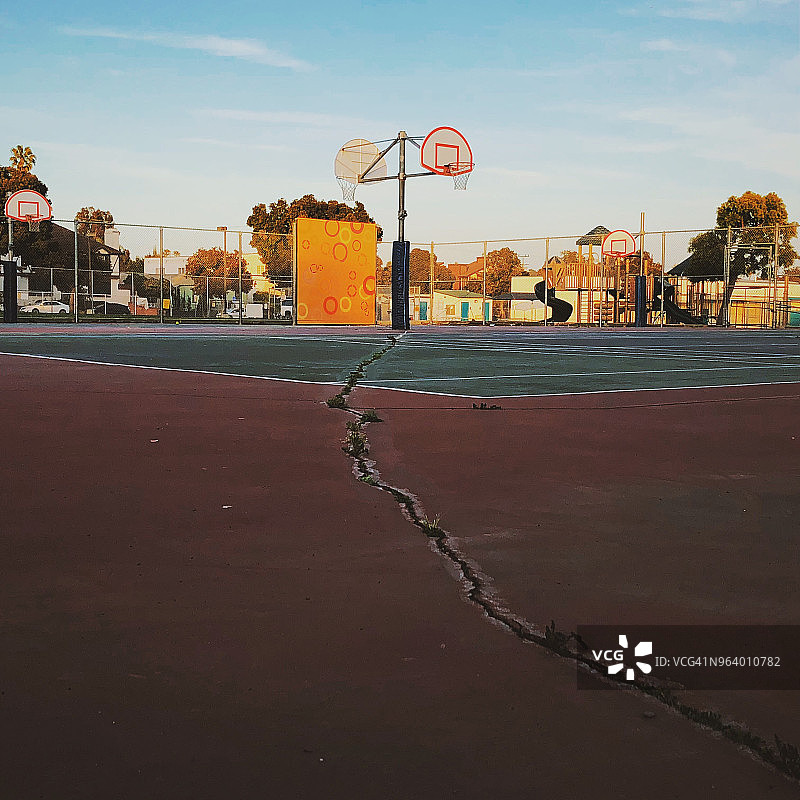 有裂缝的篮球场图片素材