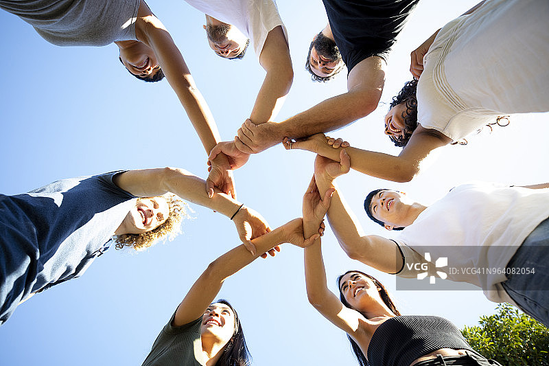 朋友们手叠手展现团队合作图片素材