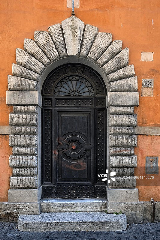 美丽的拱形木质入口门图片素材