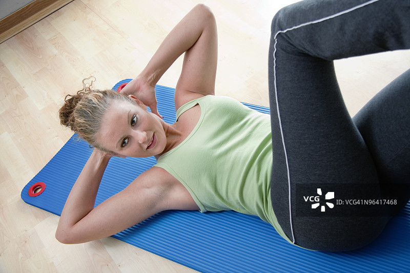 在健身房锻炼的年轻女人图片素材