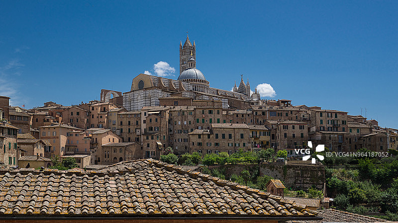 托斯卡纳锡耶纳中世纪小镇风光：锡耶纳大教堂与曼吉亚塔图片素材