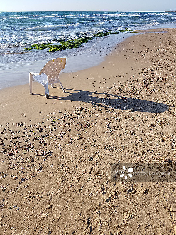 地中海的沙滩椅与阴影，傍晚时分图片素材