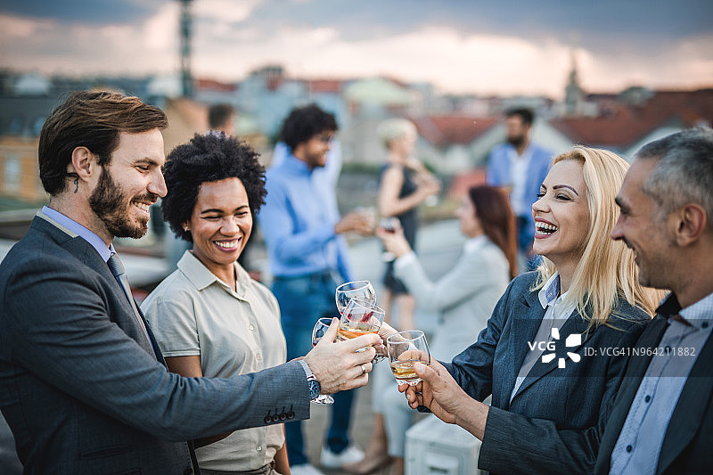 快乐的商业伙伴们在户外派对上举杯庆祝图片素材