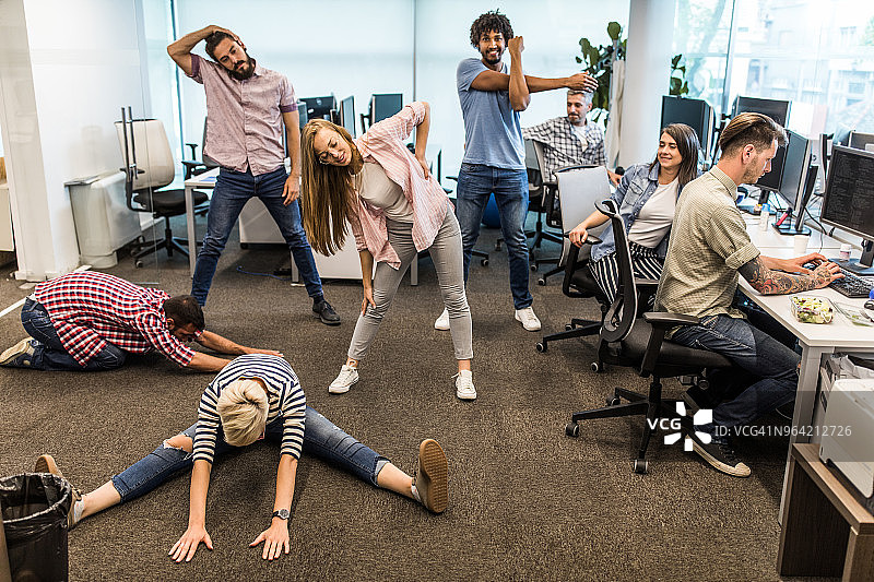 休息时在办公室锻炼的程序员们图片素材