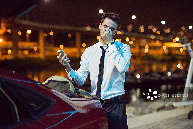 工作到深夜的疲惫商人图片素材