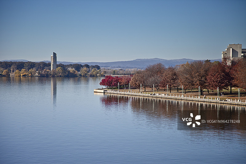 堪培拉伯利格里芬湖的秋色图片素材