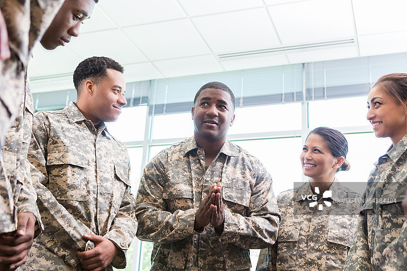 学员们在听军官讲话图片素材