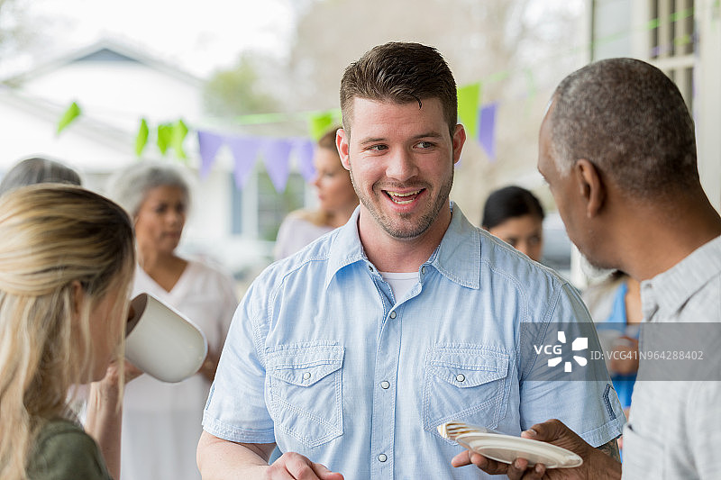 在癌症意识募捐活动期间来访的人群图片素材