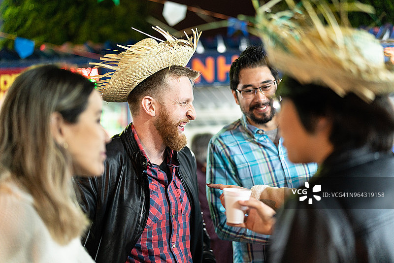 朋友们在巴西六月节派对（乡村风格）玩得很开心图片素材