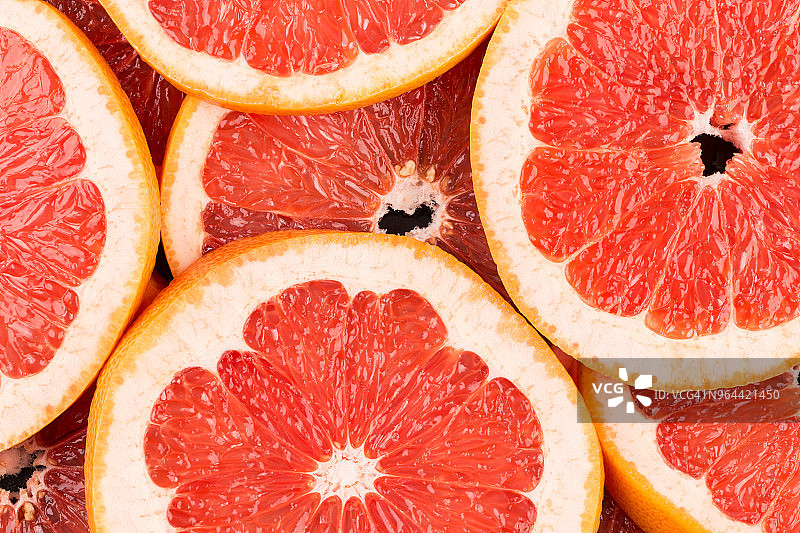 红色抽象背景与葡萄柚切片图片素材