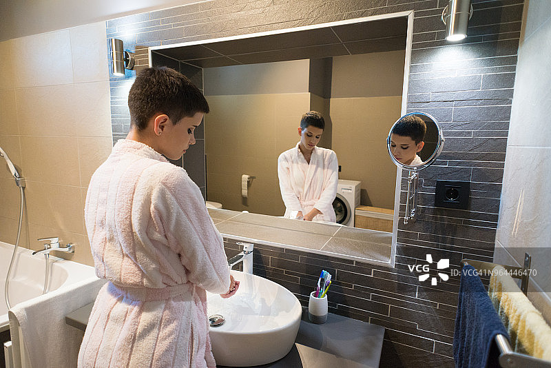 女人在浴室洗手图片素材