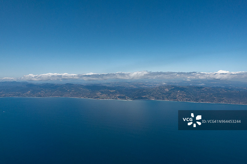 加利福尼亚州马里布溪州立公园：飞机航拍的太平洋图片素材