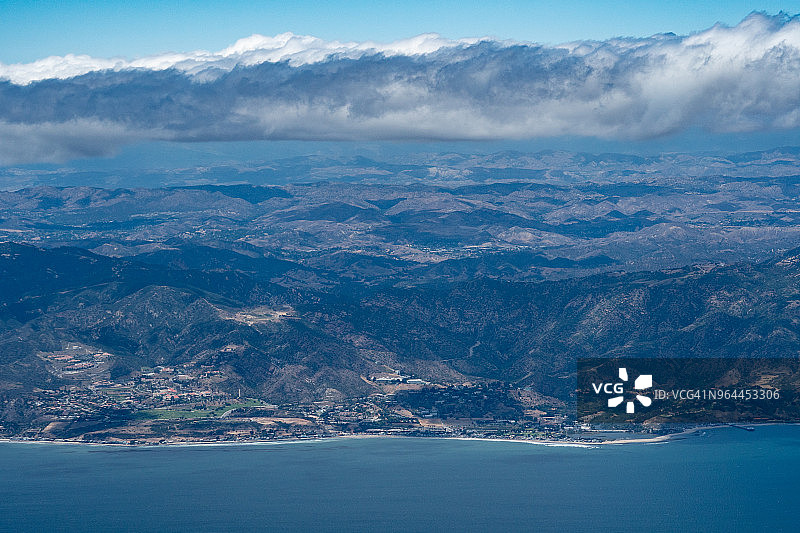 加利福尼亚州马里布溪州立公园：飞机航拍的太平洋图片素材