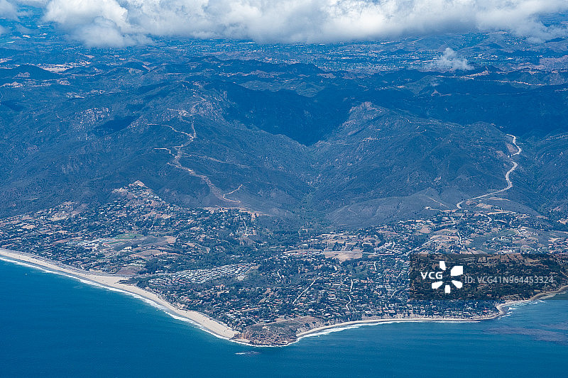 加利福尼亚州马里布溪州立公园：飞机航拍的太平洋图片素材