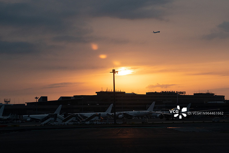 从东京成田机场起飞的飞机图片素材