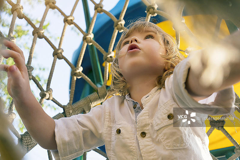 在操场上玩耍的儿童图片素材