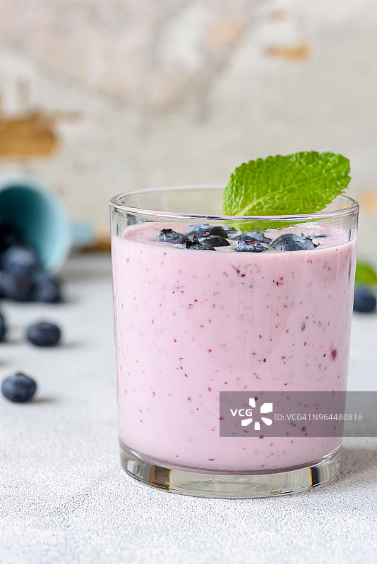 玻璃杯中的蓝莓冰沙或蓝莓酸奶图片素材