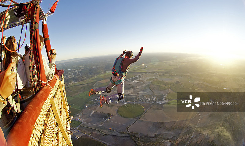 从热气球上定点跳伞图片素材
