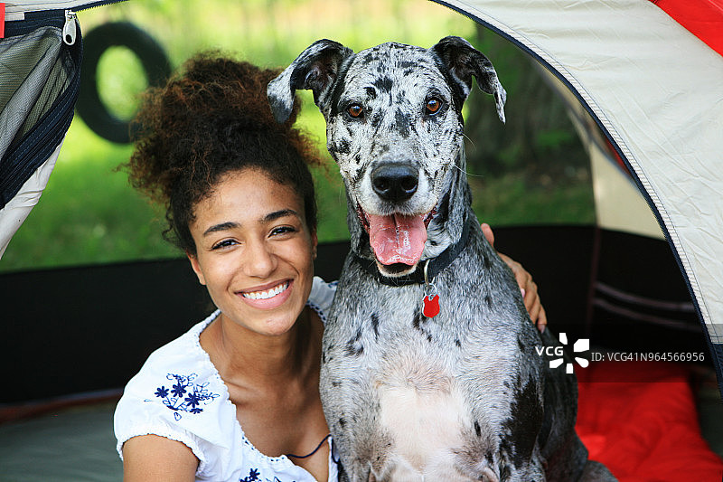 年轻女子露营图片素材