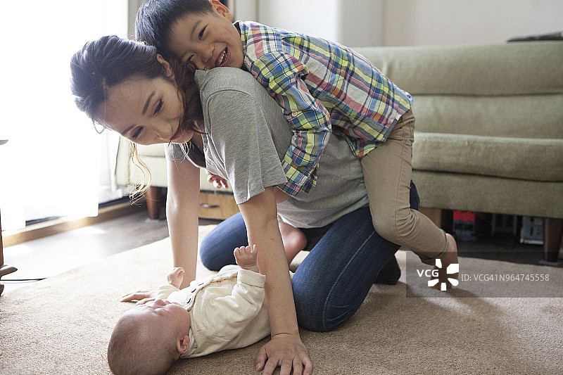 快乐的母子情景图片素材
