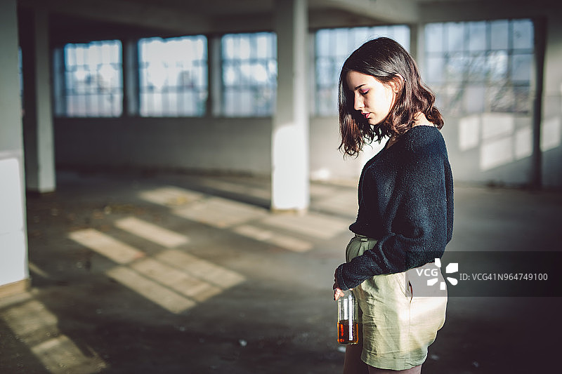 借酒消愁图片素材