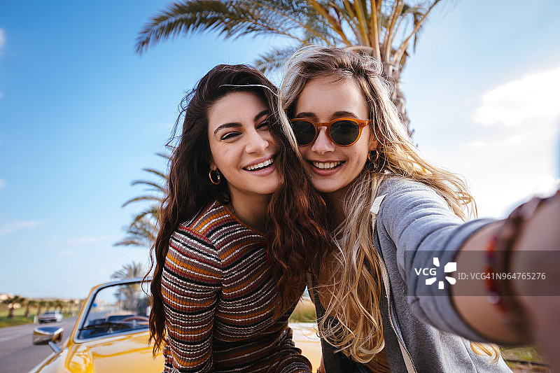 年轻时尚的女人们在公路旅行中自拍图片素材
