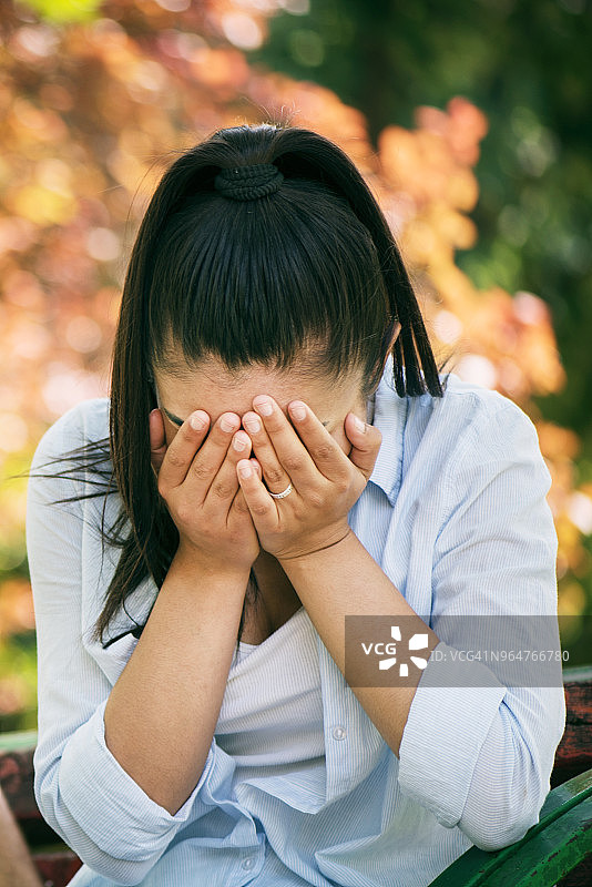 年轻女人在哭泣图片素材