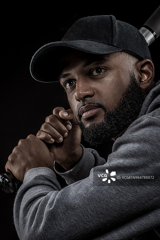 年轻非裔美国棒球男人影棚挥棒图片素材