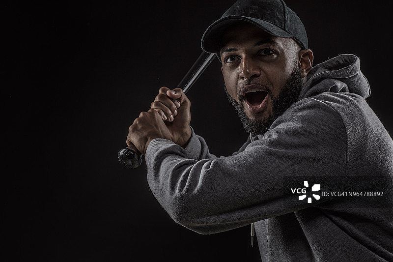 年轻非裔美国棒球男人影棚挥棒图片素材
