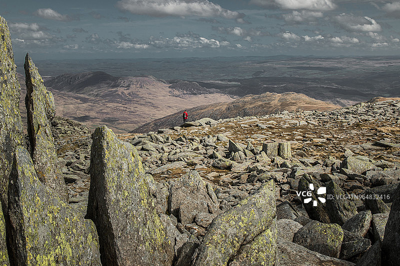 英国威尔士岩石山顶徒步者图片素材
