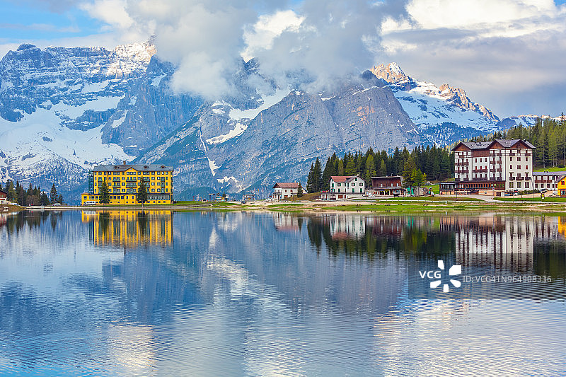 意大利多洛米蒂山脉的米苏拉纳湖图片素材