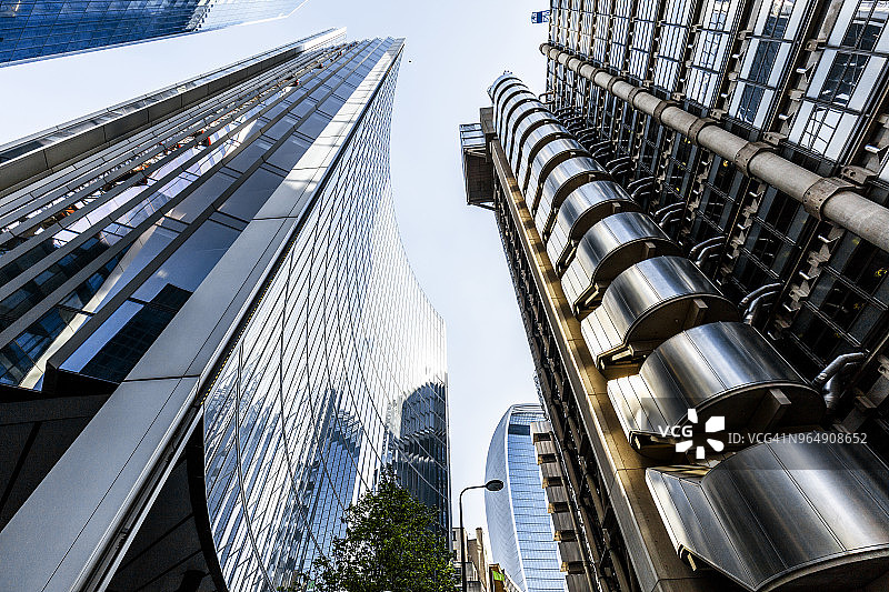 仰望伦敦未来主义摩天大楼图片素材