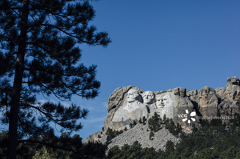蓝天下的拉什莫尔山国家纪念碑图片素材