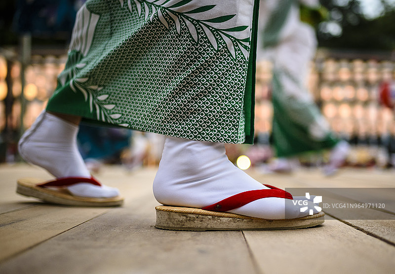 在盂兰盆节传统节日期间跳舞的妇女的下半身图片素材