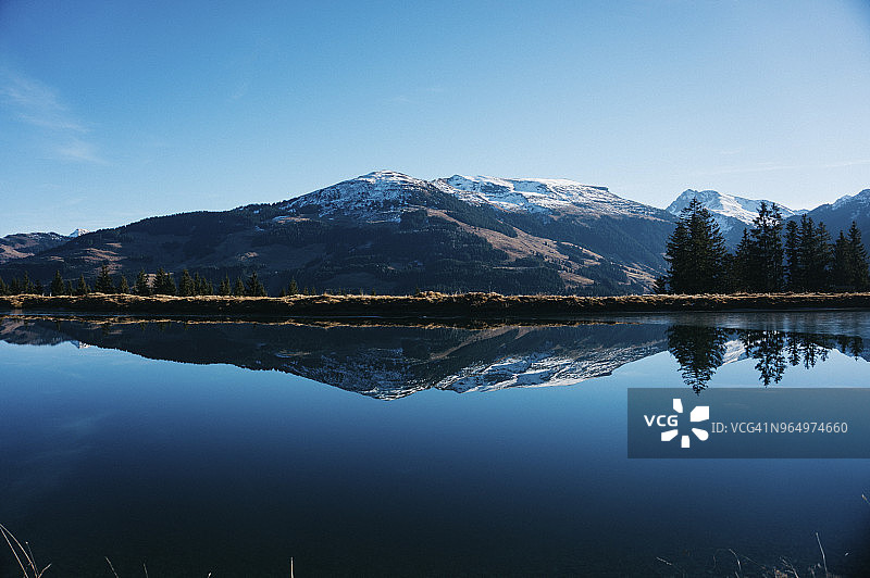 山水相依的湖光山色图片素材