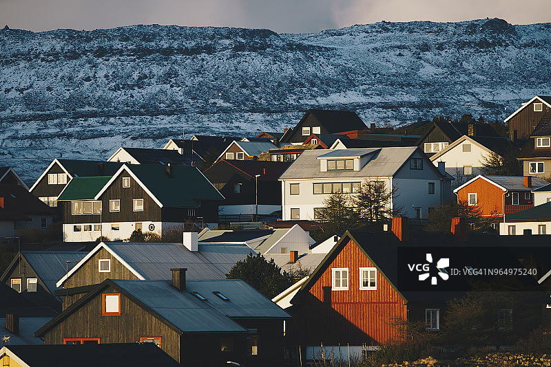 雪山下的村庄房屋图片素材