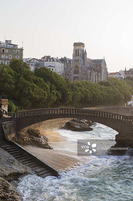 比亚里茨海滩的桥梁俯视图图片素材